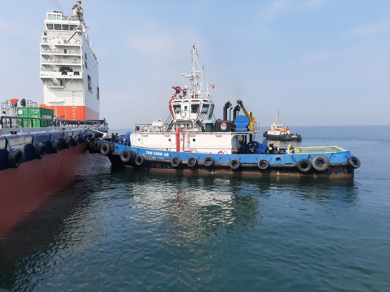 Thành công hỗ trợ tàu Hua Rui Long tiếp nhận 02 sà lan ponton 