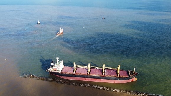 Rescue stranded cargo vessel GLORY FUTURE  in Quang Tri
