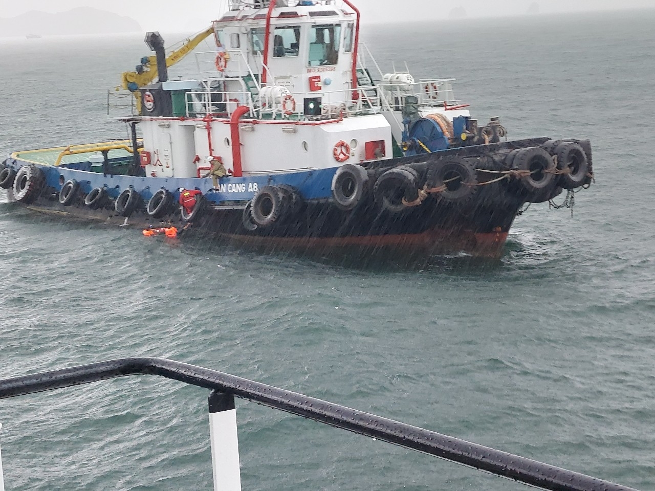 Rescue 2 crews drifting near bouy 4 at Hai Phong sea area 