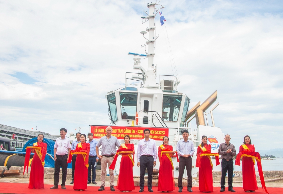 Delivery ceremony of Tan Cang 66 tugboat at Song Thu Shipyard