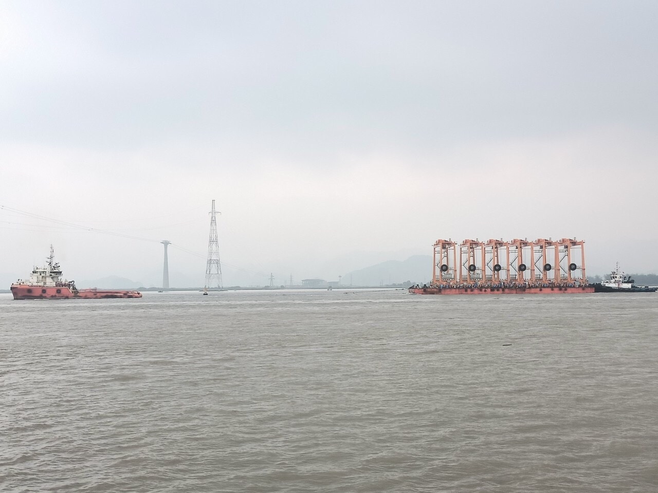 TCM hỗ trợ kéo cẩu cho sà lan SP389 cho cảng Nam Đình Vũ