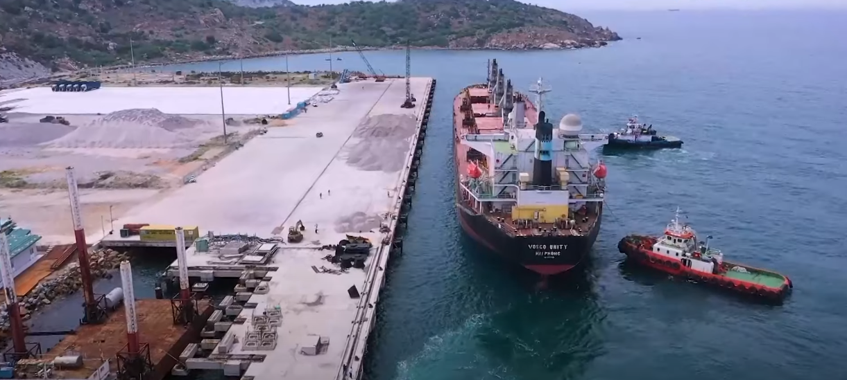  Tân Cảng A8 tugboat provided towage services for a vessel with tonnage more than 50,000 tons at Ca Na Seaport for the first time