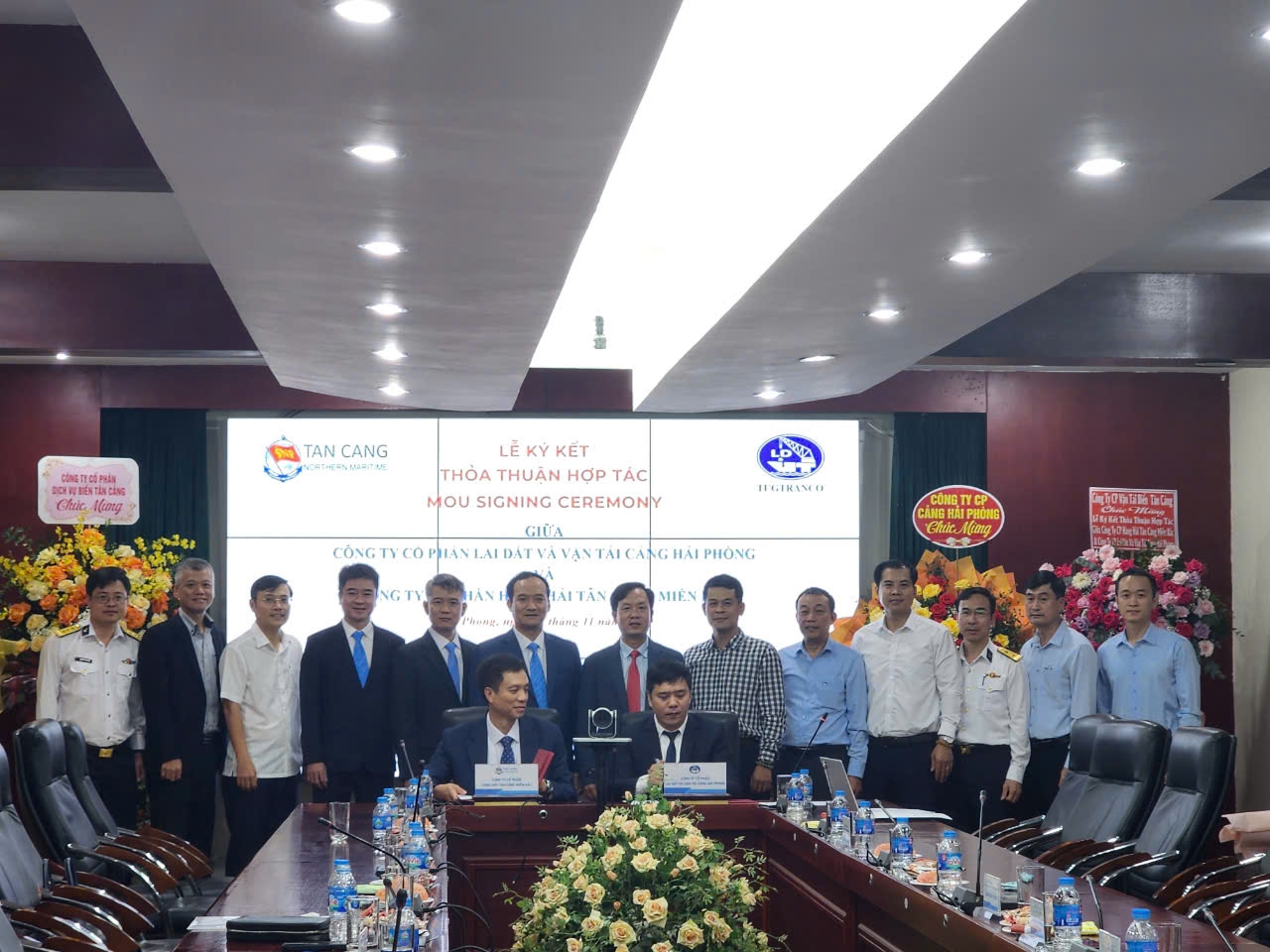 Tan Cang Northern Maritime JSC (TCM) and Haiphong Port Tugboat and Transport JSC signed a cooperation agreement on the operation of Azimuth tugboats in the Lach Huyen Deepwater Port area, Hai Phong