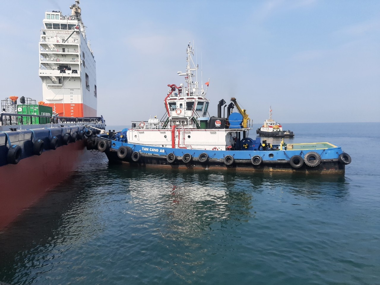Successfully assisted vessel Hua Rui Long to receive 02 Pontoon barges
