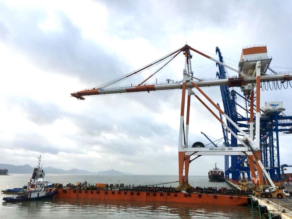 TCM hỗ trợ sà lan SP389 di chuyển cẩu tại khu vực cảng Lạch Huyện
