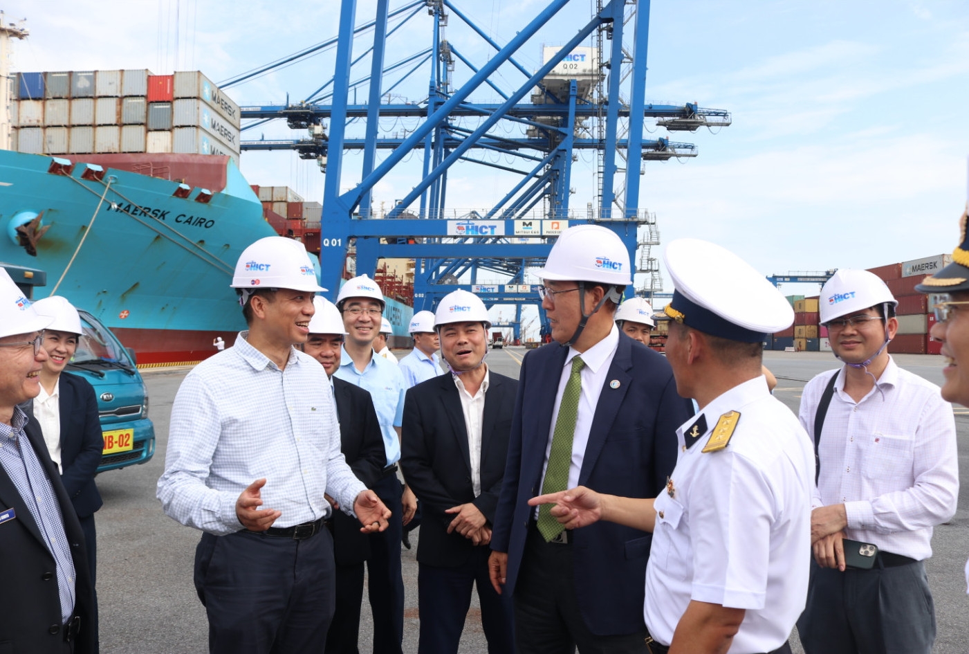 Secretary-General of the International Maritime Organization (IMO) paid a visit to Tan Cang 99 at Tan Cang - Hai Phong International Container Terminal (TC-HICT)