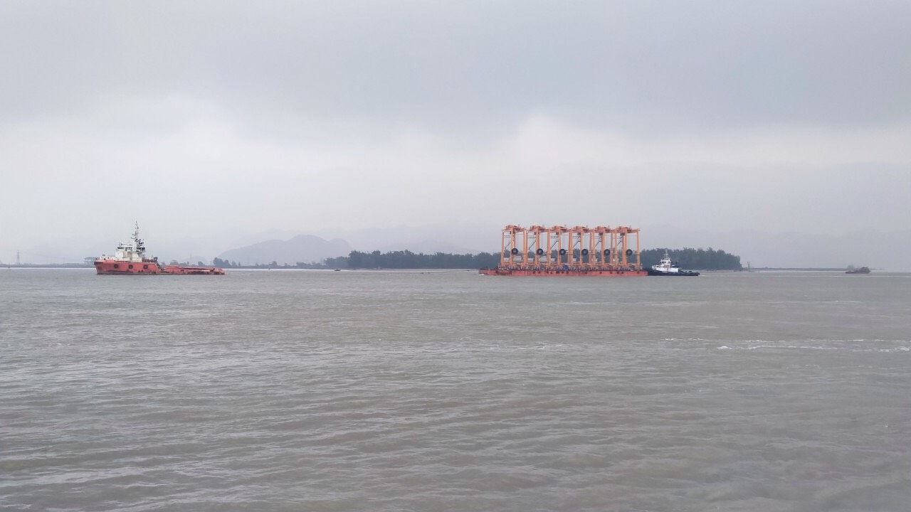 TCM assists SP389 barge to deliver cranes for Nam Dinh Vu port